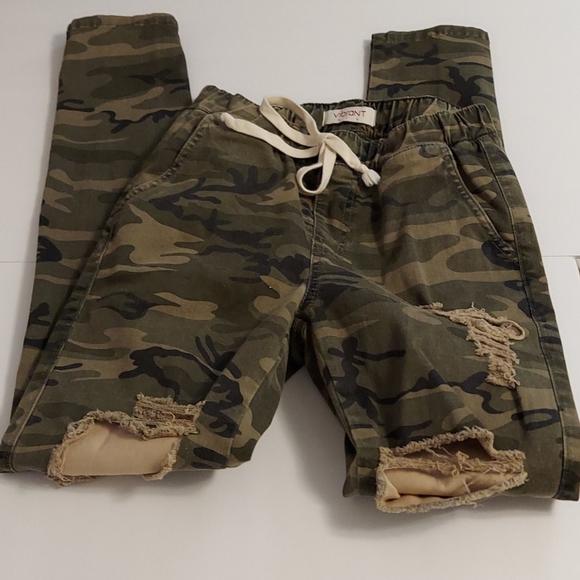 Vibrant Pants - Vibrant Miu | Green Distressed Camo Joggers Pants